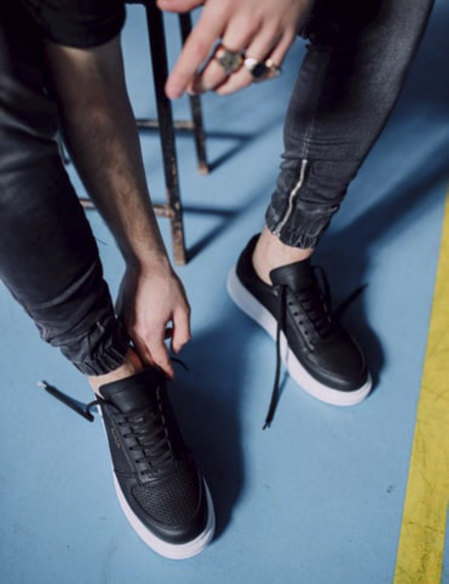 Ανδρικά ασπρόμαυρα Sneakers δερματίνη ανάγλυφο σχέδιο 0422020 φωτογραφία